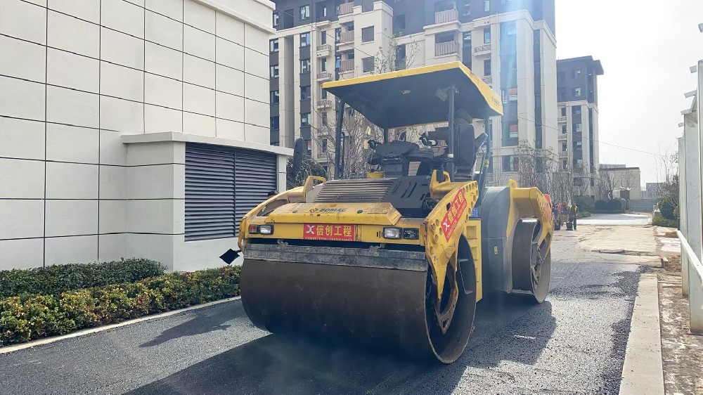 瀝青路面施工團隊以專業(yè)力量助力城市建設