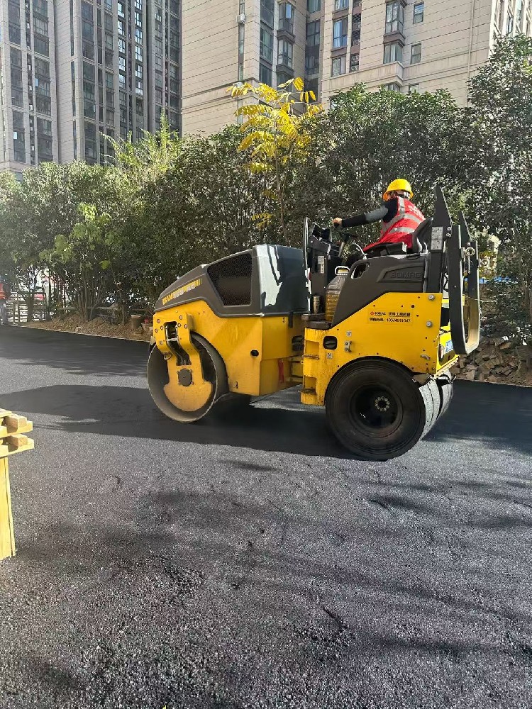 鄭州瀝青路面施工廠家科技賦能，創(chuàng)新驅(qū)動(dòng)發(fā)展