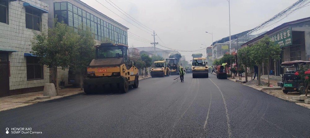 鄭州瀝青路面施工廠家攤鋪機(jī)的精準(zhǔn)操作：打造平整路面的關(guān)鍵