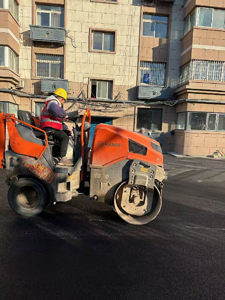 鄭州瀝青路面施工廠家烈日下的堅(jiān)守：汗水澆灌平整之路