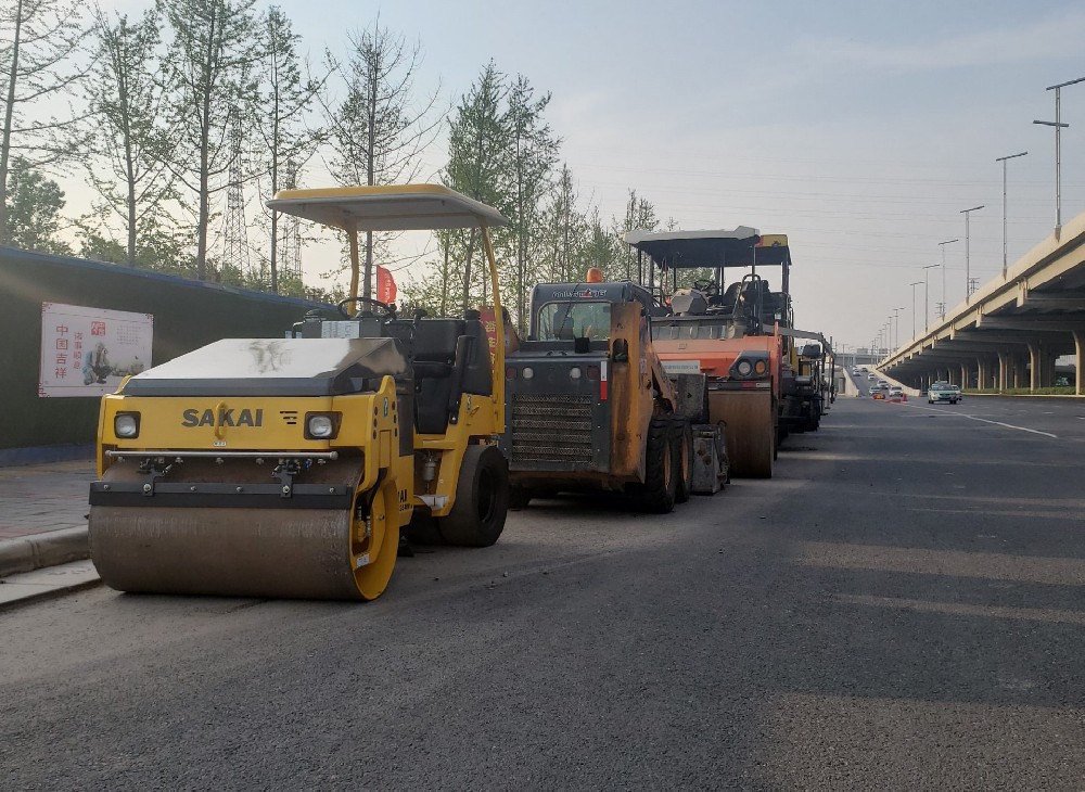 為什么現(xiàn)在有很多道路都采用瀝青路面？